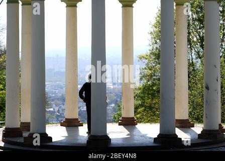 Wiesbaden, Allemagne. 16 avril 2020. Un homme et sa fille regardent du temple sur Neroberg vers le centre-ville. Les restrictions de sortie et de contact visant à contenir la pandémie de Corona resteront en vigueur jusqu'au 03.05.2020. Crédit: Arne Dedert/dpa/Alay Live News Banque D'Images