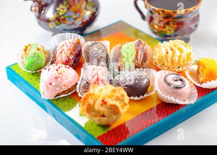 Cookies Mimouna. Sweets arabes. Desserts du Moyen-Orient. Cookies marocains et henné festifs. Banque D'Images