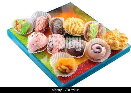 Cookies Mimouna. Sweets arabes. Desserts du Moyen-Orient. Cookies marocains et henné festifs. Image isolée. Banque D'Images