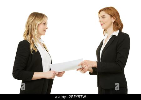 Accord entre deux belles femmes d'affaires. Papier, contrat. Banque D'Images