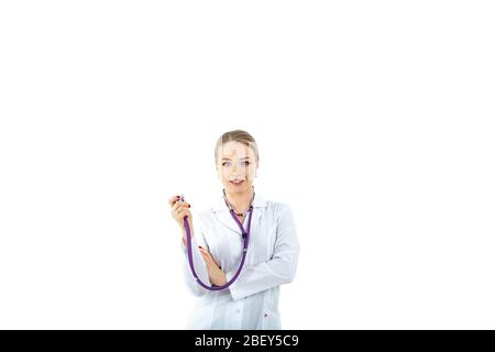 bonne belle blanc jeune femme médecin dans un manteau blanc. regardez la caméra Banque D'Images