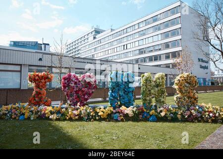 04/07/2020 - le dimanche soir (05/04/2020) le Premier ministre anglais Boris Johnson a été admis à l'hôpital St Thomas  après son infection au Covid-19. Il est dans l'unité de soins intensifs depuis le 06/04/2020. Pendant ce temps, le soutien du peuple anglais est énorme, en particulier le système de santé, le NHS, versusuber. De nombreux bâtiments sont éclairés par la suite dans les couleurs du NHS (bleu) ou, comme ici, les encouragements sont présentés sous une forme différente. | utilisation dans le monde entier Banque D'Images