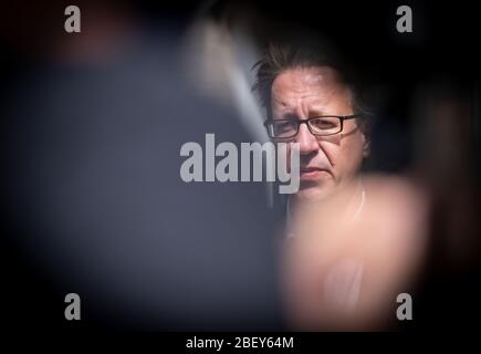 Hanovre, Allemagne. 16 avril 2020. Stefan Birkner, chef de faction du FDP au parlement de l'État de Basse-Saxe, fait une déclaration sur la motion commune des Verts et du FDP pour une session extraordinaire du parlement de l'État de Basse-Saxe. Crédit: Peter Steffen/dpa/Alay Live News Banque D'Images