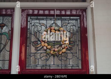 Gros plan sur une couronne d'œufs de Pâques sur une porte vitrail d'une maison édouardienne à Londres, au Royaume-Uni. Banque D'Images