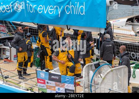 Le Cap, Afrique du Sud. 2019. Clipper 70 yachts de course sur le quai du Victoria Basin V&A Waterfront, Cape Town. Équipage de pour chaque bateau enfant sur le q Banque D'Images