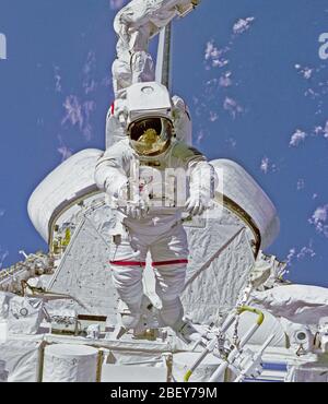 L'astronaute Bruce McCandless II, spécialiste de mission STS-41B, essais un pied Mobile modération (MFR) attaché à la Remote Manipulator System (RMS) à bord de la navette spatiale Challenger Banque D'Images