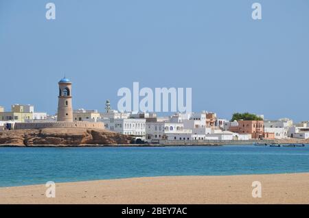 Phare et maisons blanches traditionnelles à sur, Oman Banque D'Images