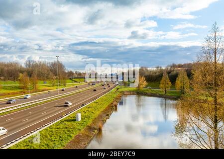 Magnifique vue aérienne européenne sur les autoroutes et les paysages à grand angle Banque D'Images