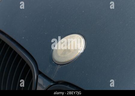 Bristol-avril 2020-Angleterre-vue rapprochée d'un badge BMW délavé sur un capot bleu foncé Banque D'Images