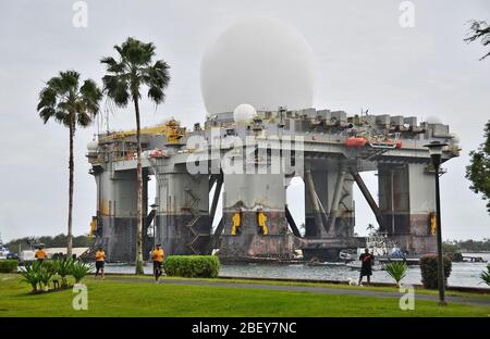 PEARL HARBOR (22 mars 2013) La mer, les radars en bande X (SBX 1 transits) les eaux de Joint Base Harbor-Hickam Pearl. Le SBX est une combinaison des plus grands phased-array les radars en bande X effectué à bord d'un mobile, plate-forme pétrolière semi-submersible. Banque D'Images