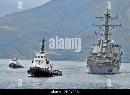 La baie de Souda, la Grèce (8 mars 2013) l'USS missiles de Barry (DDG 52) arrive dans la baie de Souda. Banque D'Images