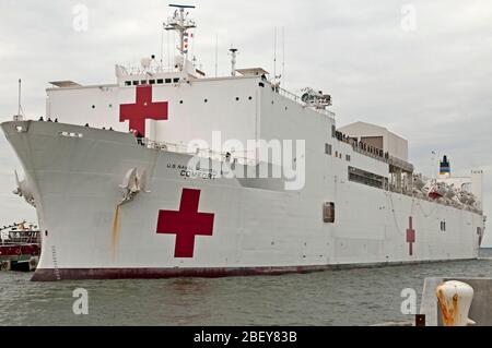 La NORFOLK (1 mars 2013) La commande de transport maritime militaire navire-hôpital USNS Comfort (T-AH 20) arrive au pierside Naval Station Norfolk. Banque D'Images