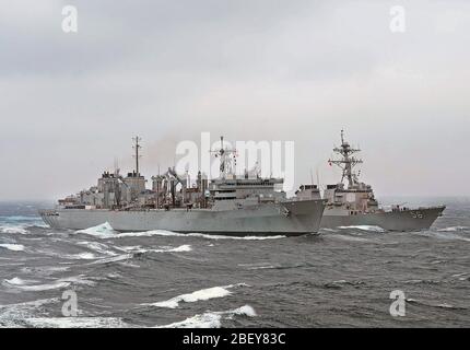 Les eaux situées à l'OUEST DE LA PÉNINSULE CORÉENNE (20 mars 2013) Le transport maritime militaire rapide Commande de navire de combat l'USNS Rainier (T-AOE-7), gauche, effectue un ravitaillement en mer avec la classe Arleigh Burke destroyer lance-missiles USS John S. McCain (DDG 56). Banque D'Images