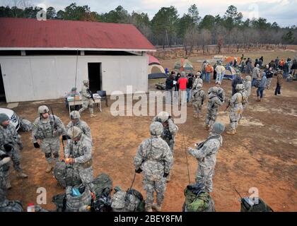 Des soldats américains affectés à la Compagnie Charlie, 1er Bataillon, 325e Régiment d'infanterie aéroportée, 2e Brigade Combat Team, 82nd Airborne Division aider à la sécurité lors d'une évacuation et rapatriement noncombattant durant un exercice d'opérations de l'exercice de l'accès Opérationnel Conjoint (JOAX) 13-02 Le 28 février 2013, lors d'un village du feu près de Fort Bragg, N.C. JOAX est conçu pour améliorer la cohésion entre l'armée américaine, armée de l'air et le personnel des forces alliées, permettant à l'occasion des services d'exécuter correctement les grands mouvements de troupes et d'équipement lourd Banque D'Images