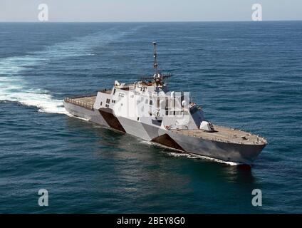 Océan Pacifique (fév. 22, 2013) Le littoral lutte contre le USS Freedom (LCS 1) est en cours d'essais en mer au large de la côte de Californie du Sud. Banque D'Images