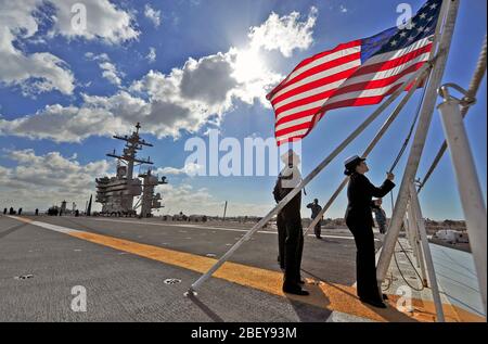 La baie de SAN DIEGO (fév. 11, 2012) marins décaler les couleurs dans le poste de pilotage à bord de la classe Nimitz porte-avions USS Carl Vinson (CVN 70). Banque D'Images