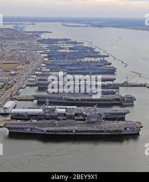 La NORFOLK (déc. 20, 2012) Le porte-avions USS Dwight D. Eisenhower (CVN 69), USS George H. W. Bush (CVN 77), de l'USS Enterprise (CVN 65), USS Harry S. Truman (CVN 75), et l'USS ABRAHAM LINCOLN (CVN 72) sont au port à Naval Station Norfolk, Va., le monde plus grand station navale. Banque D'Images