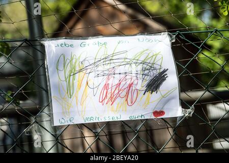 16 avril 2020, Rhénanie-du-Nord-Westphalie, Cologne: "L'amour de Noah - nous vous mangeons" est écrit sur une image qui se trouve sur une clôture d'une école maternelle. La vie publique est encore limitée par la crise du coronavirus. Photo: Federico Gambarini/dpa Banque D'Images