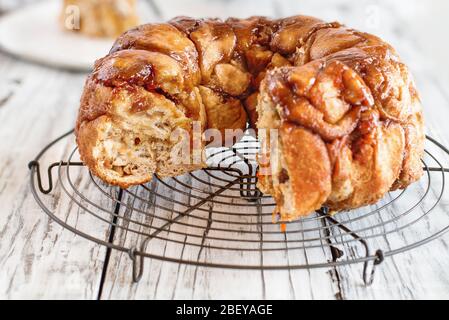 Dessert de Pâques du pain singe à gâteau au cacacacarot. Un gâteau de bundle de levure fait de cannelle, de carottes, de noix et d'un glacer de sucre brun. Mise au point sélective W Banque D'Images