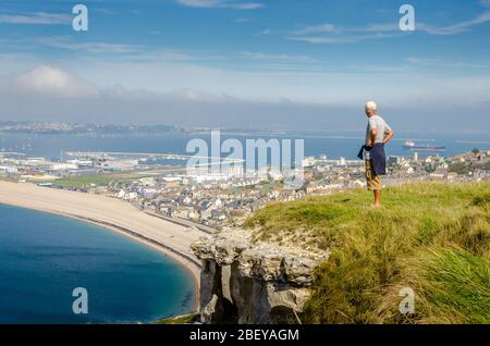 Panorama de Chesil Beach depuis l'île de Portland, falaises, Portland, Dorset, Royaume-Uni Banque D'Images