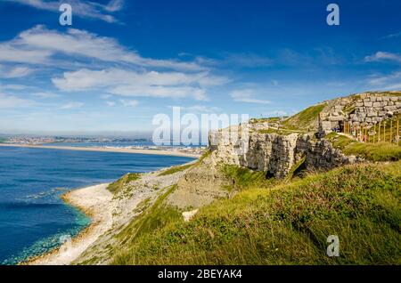 Les falaises de la côte jurassique sur l'île de Portland, Portland, Dorset, Royaume-Uni, le matin d'été est ensoleillé et brumeux Banque D'Images