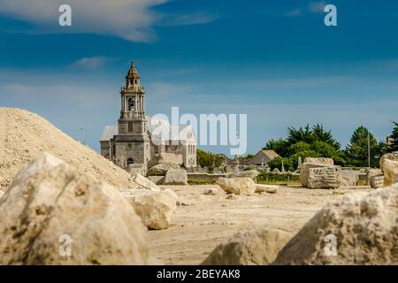 Église St Georges vue de l'autre côté d'une carrière pour Portland Stone, île de Portland, Dorset, Royaume-Uni, dans un après-midi ensoleillé d'été Banque D'Images