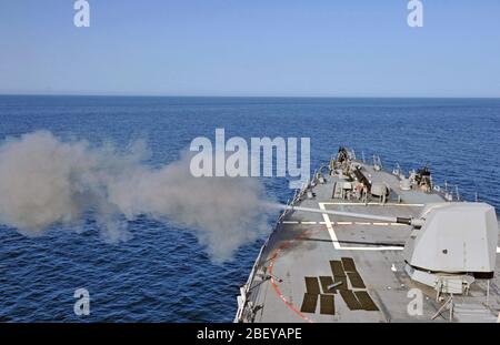 (Oct. 11, 2012) Le destroyer USS-missiles Jason Dunham (DDG 109) mène une vie-fire test de la MK 45 5 pouces canon léger. Jason Dunham est déployé sur le 5e Flotte des États-Unis zone de responsabilité des opérations de sécurité maritime, les efforts de coopération en matière de sécurité dans le théâtre et missions d'appui pour l'opération Enduring Freedom. Banque D'Images