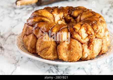 Dessert de Pâques du pain singe à gâteau au cacacacarot. Un gâteau de bundle de levure fait de cannelle, de carottes, de noix et d'un glacer de sucre brun. Mise au point sélective W Banque D'Images