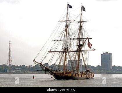 DETROIT (sept. 4, 2012) l'US Brig Niagara arrive au quai de la Renaissance au cours de l'NavyÕs commémoration du bicentenaire de la guerre de 1812 à Detroit. Cette célébration coïncide avec la Semaine de la Marine de Detroit, l'une des 15 manifestations prévues signature à travers l'Amérique en 2012. Niagara a servi de navire amiral de secours Oliver Hazard Perry dans la bataille du lac Érié au cours de la guerre de 1812. Banque D'Images