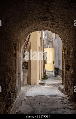 Une des rues étroites de l'île Procida près de Naples Banque D'Images
