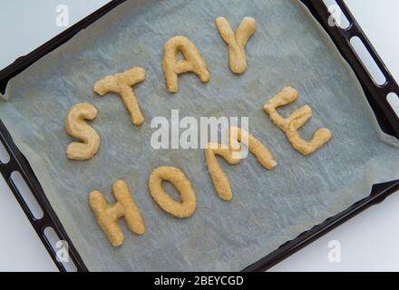 Gardez les lettres maison en pâte à biscuits sur la poêle Banque D'Images