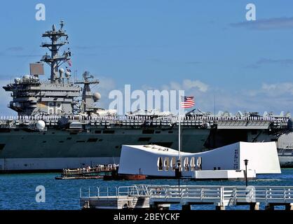 (2 juillet 2012) marins homme les rails à bord du porte-avions USS Nimitz (CVN 68) alors qu'il passe le USS Arizona Memorial à Pearl Harbor. Banque D'Images