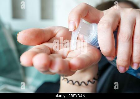 les femmes se lavent les mains avec du gel d'alcool ou un désinfectant antibactérien pour savon. Concept d'hygiène. Prévenir la propagation des germes et des bactéries et éviter Banque D'Images