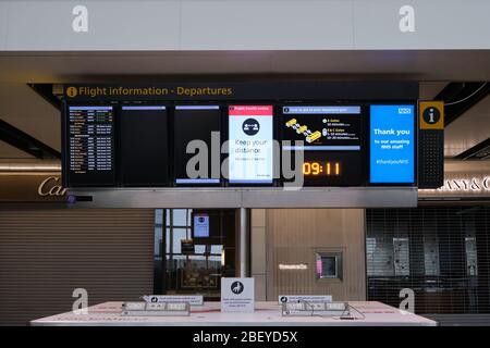 Sur la photo, on voit le LHR de l'aéroport d'Heathrow lors de la pandémie de coronavirus avec très peu de voyageurs. Banque D'Images