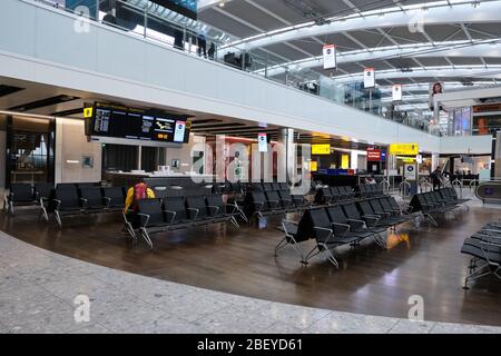 Sur la photo, on voit le LHR de l'aéroport d'Heathrow lors de la pandémie de coronavirus avec très peu de voyageurs. Banque D'Images