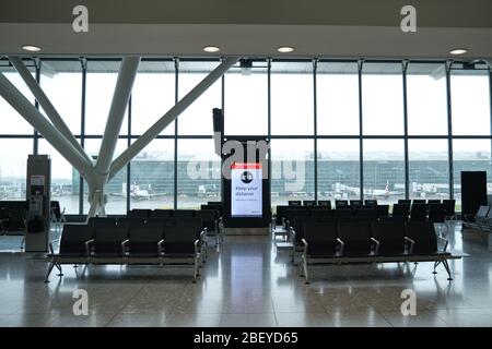 Sur la photo, on voit le LHR de l'aéroport d'Heathrow lors de la pandémie de coronavirus avec très peu de voyageurs. Banque D'Images