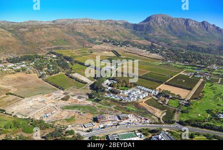 Photo aérienne des vignobles de Steenberg et des montagnes Constantiaberg Banque D'Images