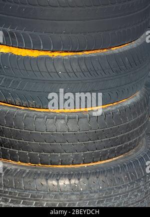 Pile de pneus de voiture anciens collés ensemble Banque D'Images