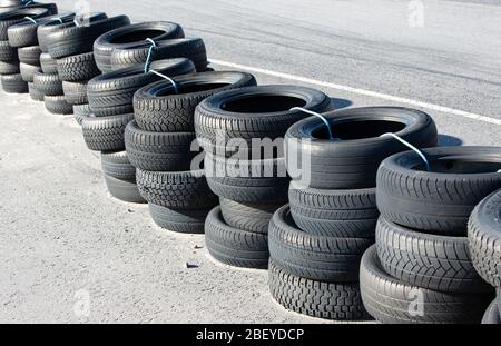 Mur de pneus sur la piste de course de carting , fait de vieux pneus empilés de voiture , attaché avec une corde , Finlande Banque D'Images