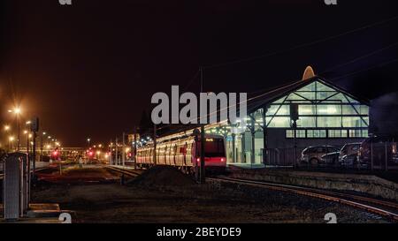 Vue sur les chemins de fer et la gare de Fremantle en Australie occidentale la nuit Banque D'Images