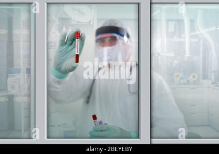 Médecin portant un masque respiratoire et tenant l'échantillon sanguin de Covid-19 de Coronavirus. Médecin travaillant avec des échantillons de sang dans un laboratoire hospitalier Banque D'Images