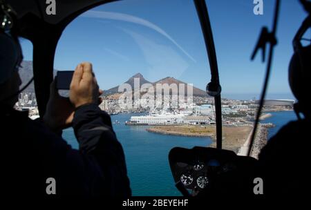 Photo de l'intérieur du poste de pilotage en hélicoptère en direction du centre d'affaires du Cap et de la montagne de la Table Banque D'Images