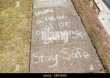 Un graffiti avec un message disant « Say Safe » pendant la crise du Coronavirus. Les États australiens, dont le Queensland, prennent de nouvelles règles strictes de verrouillage pour empêcher la propagation du Covid-19. Banque D'Images