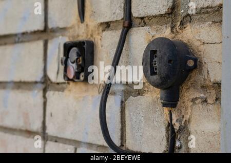 Deux anciens commutateurs électriques sur le mur. Interrupteur de boîtier et interrupteur d'éclairage usés. Sécurité au travail en production. Assurance et sécurité. Vie latérale Banque D'Images
