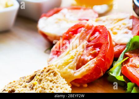 Fond d'aliments sains à la tomate, fromage avec feuilles vertes et saines de la vie encore organiques colorées Banque D'Images