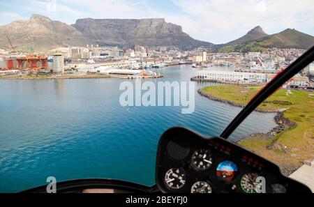 Photo de l'intérieur du poste de pilotage en hélicoptère en direction du centre d'affaires du Cap et de la montagne de la Table Banque D'Images