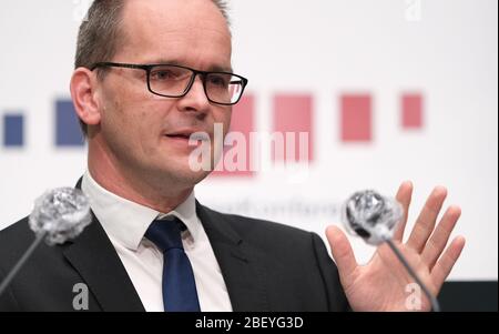 Hanovre, Allemagne. 16 avril 2020. Grant Hendrik ton, ministre de l'éducation de la Basse-Saxe (SPD), parle pendant un pk sur le développement du coronavirus répandu en Basse-Saxe et à Brême. Crédit: Peter Steffen/dpa/Alay Live News Banque D'Images