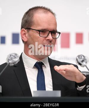 Hanovre, Allemagne. 16 avril 2020. Grant Hendrik ton, ministre de l'éducation et des affaires culturelles de la Basse-Saxe (SPD), parle pendant un pk sur le développement du coronavirus répandu en Basse-Saxe et à Brême. Crédit: Peter Steffen/dpa/Alay Live News Banque D'Images