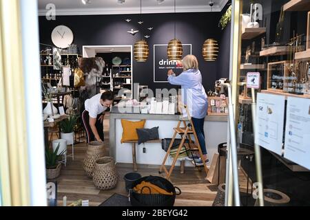 Wiesbaden, Allemagne. 16 avril 2020. Stephanie Grabski (l) et Karin Alswede, employés du magasin pour accessoires et cadeaux à domicile 'dryneN' dans le centre ville de Wiesbaden, sont occupés avec des préparatifs pour la réouverture. Hesse assouplie les règles strictes à partir du 20 avril 2020. Les magasins ayant une zone de vente de 800 mètres carrés qui ont été auparavant fermés en raison de la propagation du virus corona seront alors autorisés à rouvrir. Dans les magasins, les concepts de protection avec des règles de distance et d'hygiène s'appliqueront également. Crédit: Arne Dedert/dpa/Alay Live News Banque D'Images