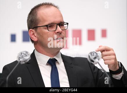 Hanovre, Allemagne. 16 avril 2020. Grant Hendrik ton, ministre de l'éducation de la Basse-Saxe (SPD), parle pendant un pk sur le développement du coronavirus répandu en Basse-Saxe et à Brême. Crédit: Peter Steffen/dpa/Alay Live News Banque D'Images